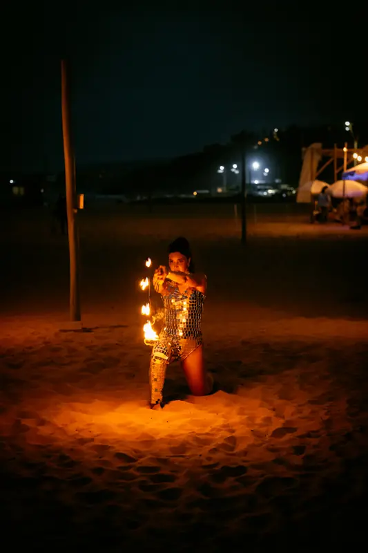 Show de fuego en la playa de noche